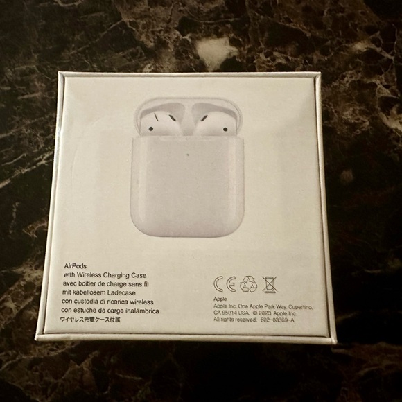 Apple AirPods Wireless Earbuds - Picture 6 of 7
